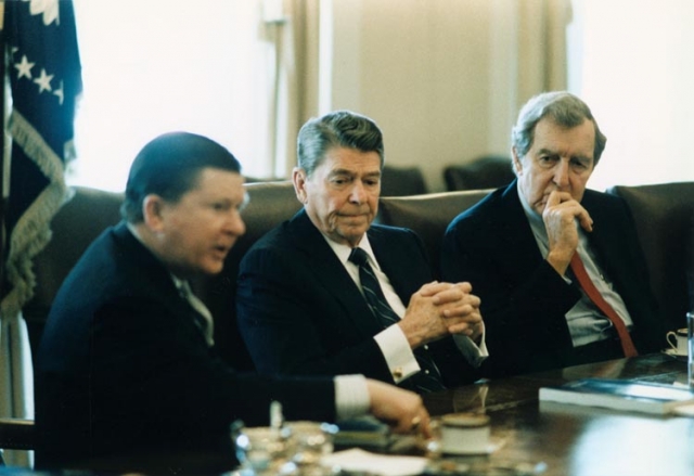 Рейган принимает доклад комиссии Тауэра в кабинетной комнате Белого дома. 1987