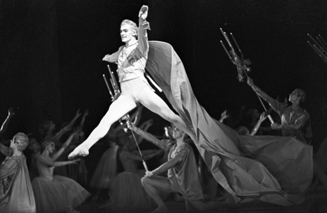 Владимир Васильев в сцене из балета Петра Чайковского «Щелкунчик». 1966 