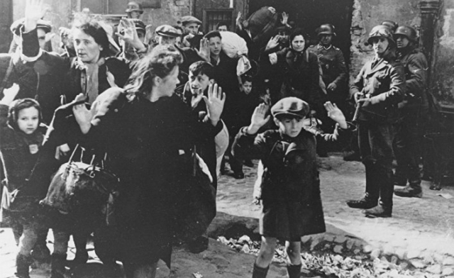 Женщины и дети под прицелом фашистов. Во время подавления восстания в варшавском гетто