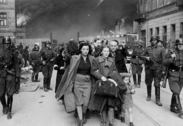 Евреи перегоняются солдатами войск СС из варшавского гетто на площадку погрузки