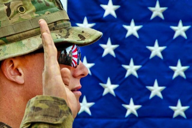 Американский солдат на фоне флага