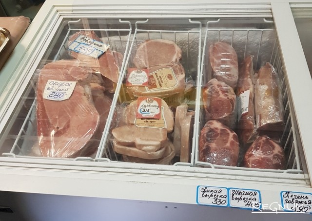 Мясо замороженное в магазине в Приморье