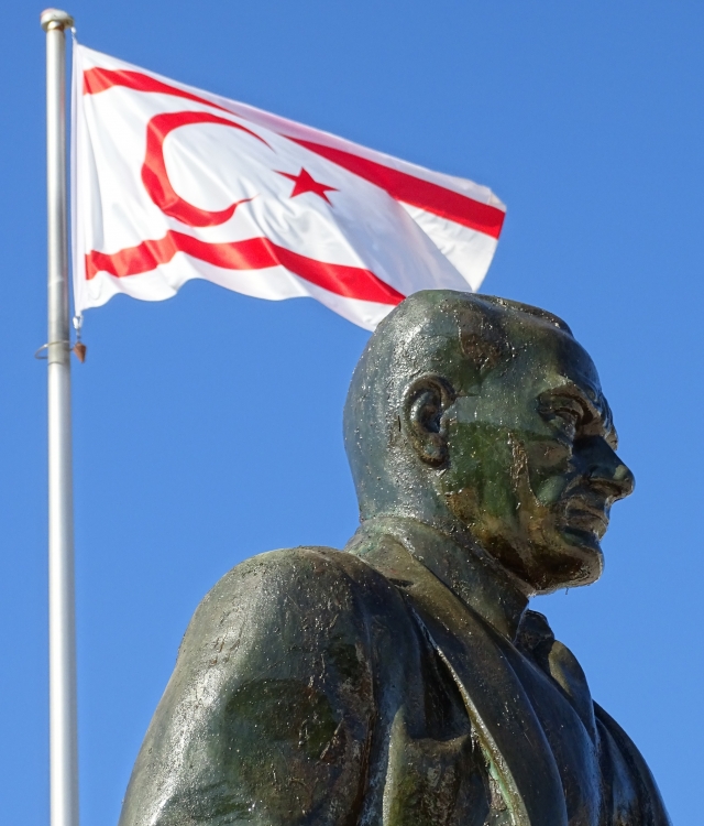 Статуя Кемаля Ататюрка с флагом Северного Кипра. Гирне (Кирения). Турецкая Республика Северного Кипра 