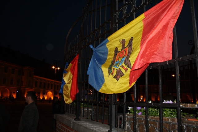 Молдавский и румынский флаги 