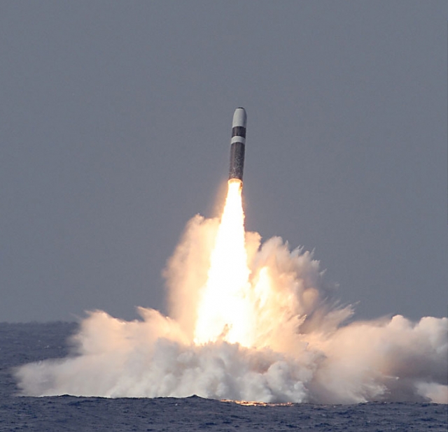 Пуск американской межконтинентальной баллистической ракеты морского базирования