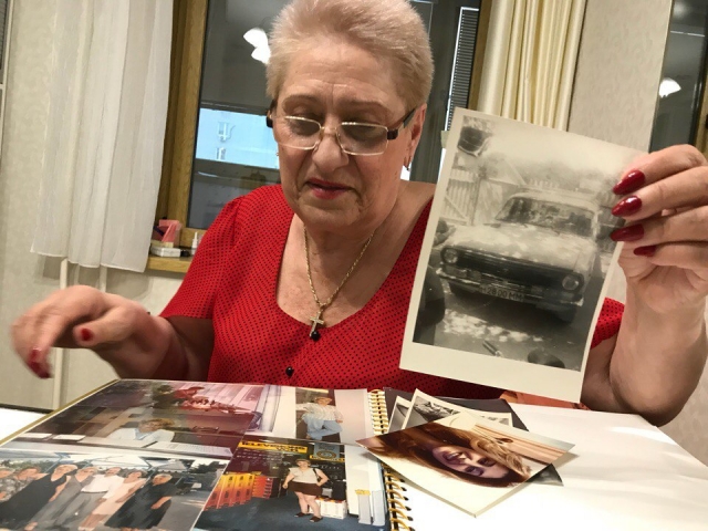Любовь Карапетовна показывает фотографию «Волги», которую ей в 1983 году дали купить без очереди за хорошую работу