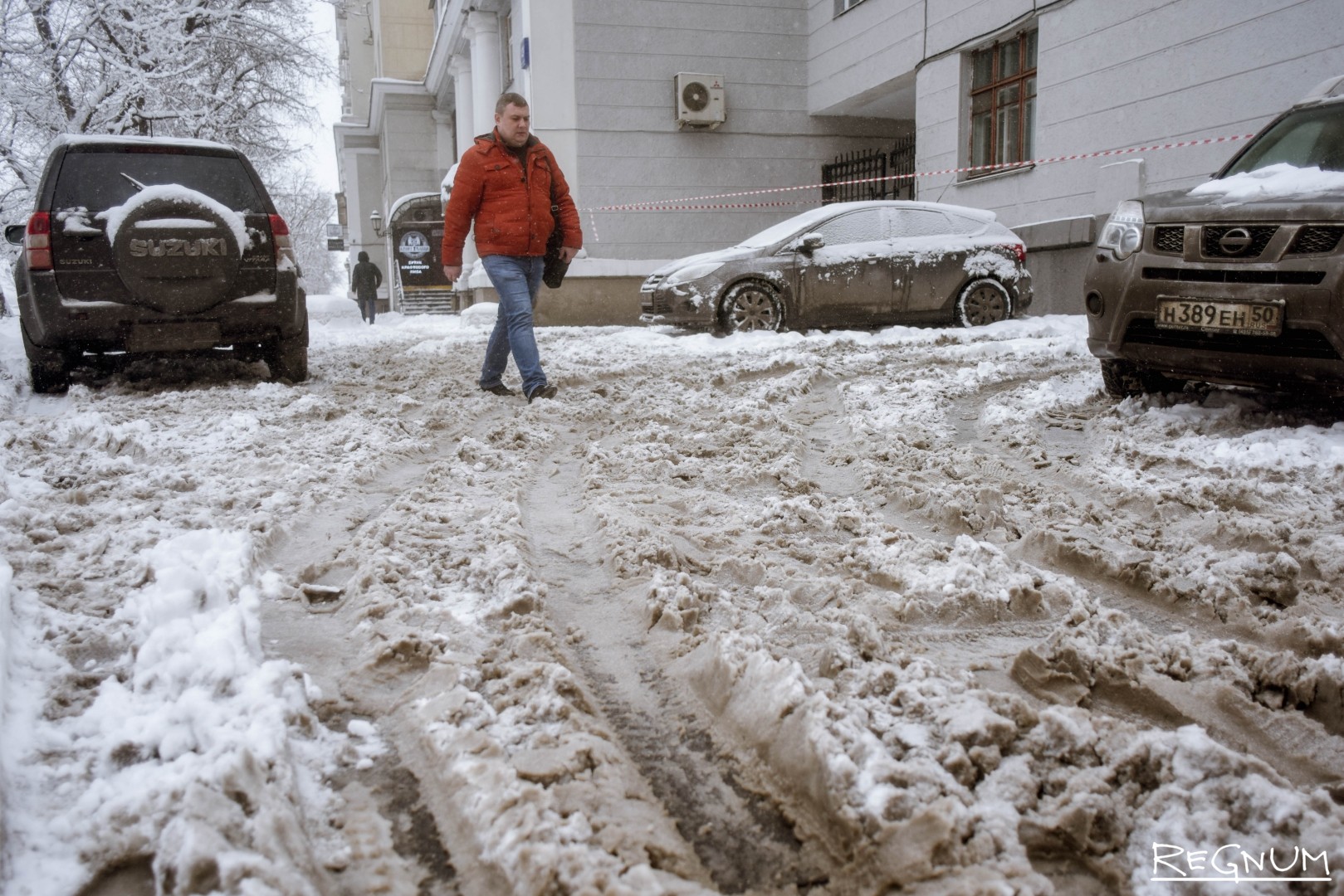 Почему сегодня снег. После снегопада. МКАД после снега. Тротуары и остановки Москвы снегопад. После снега весной в городе.