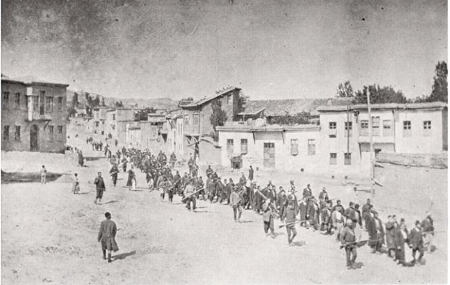 Колонна армян движется под вооружённой охраной. Апрель 1915 года