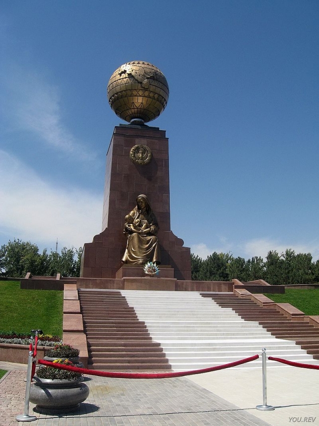 Монумент независимости Узбекистана на площади Мустакиллик. Ташкент 