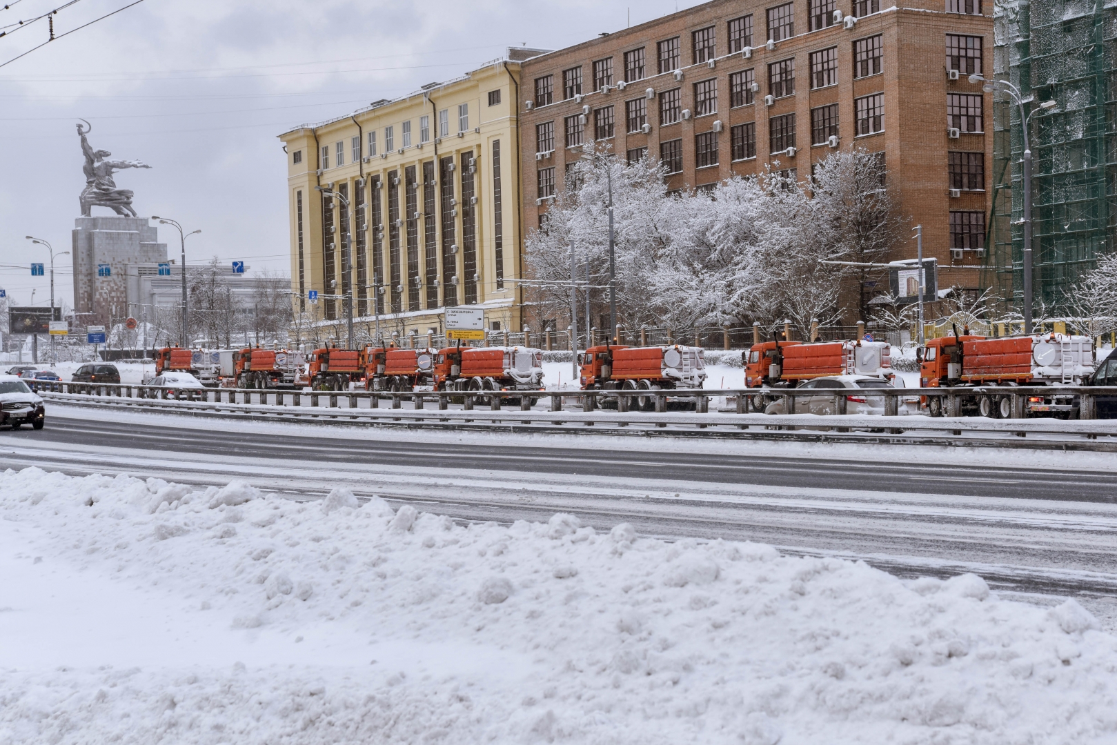 Улица снежная москва. Много снега в Москве. Строгино снегопад. Сугробы в Москве 1994. Снегопад в Москве Академический.