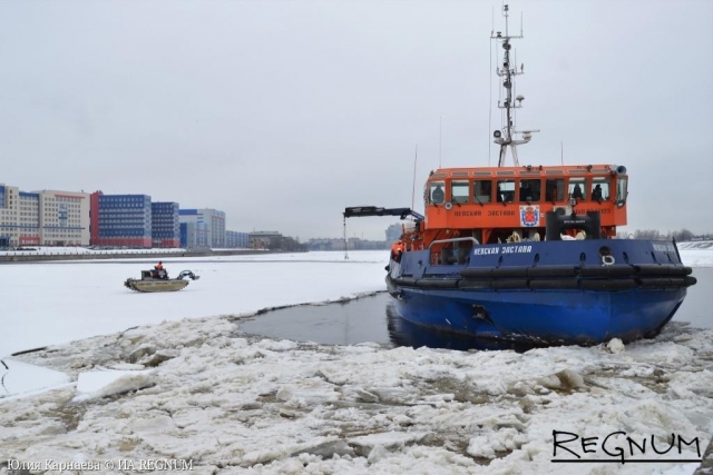 Грозящий наводнением уровень воды в Неве снижает ледокол