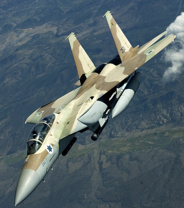 Израильский истребитель-бомбардировщик F-15, способный нести ядерное оружие