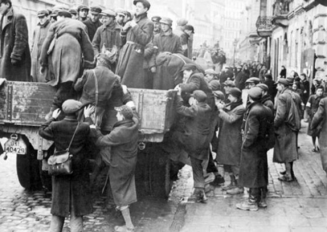 Евреев из Варшавского гетто отправляют на принудительные работы. 1941 год
