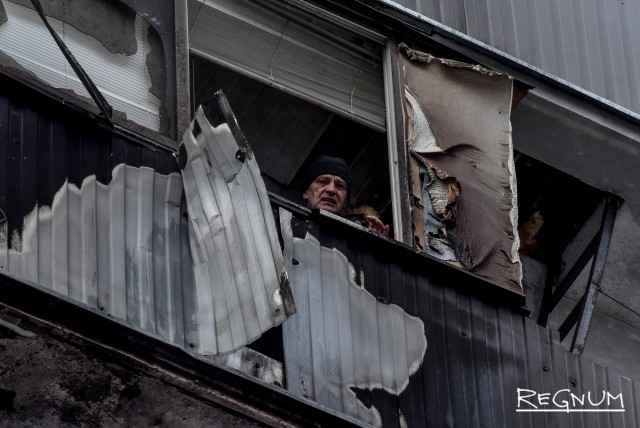 Из горящей квартиры в СВАО Москвы спасли 6 человек: фоторепортаж