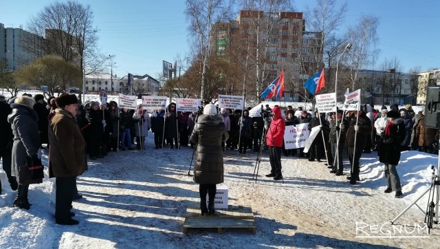 «Отдайте наши деньги!»: Пайщики облпотребсоюза вышли на митинг в Новгороде