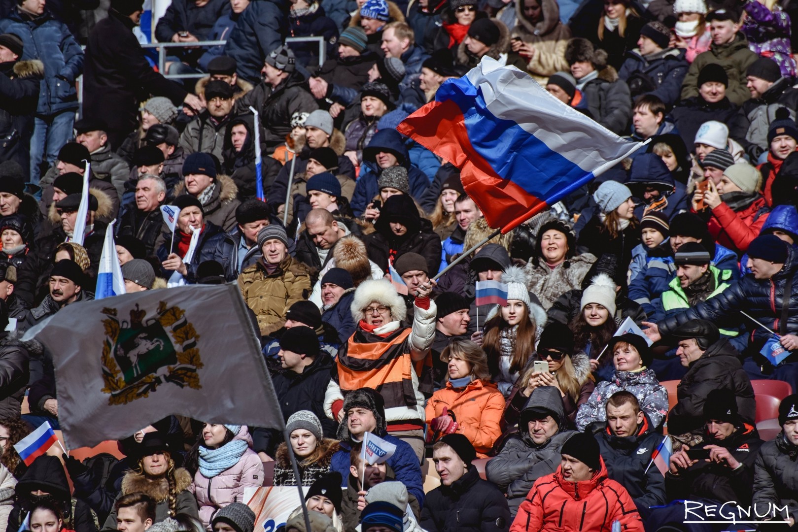 Сильная россия сегодня. Митинг в Лужниках. Россия народом сильна. Сильная Россия фото.