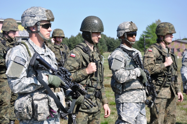 Американские и польские солдаты в ходе штатных учений стран-участниц НАТО. Польша, апрель 2014 года 