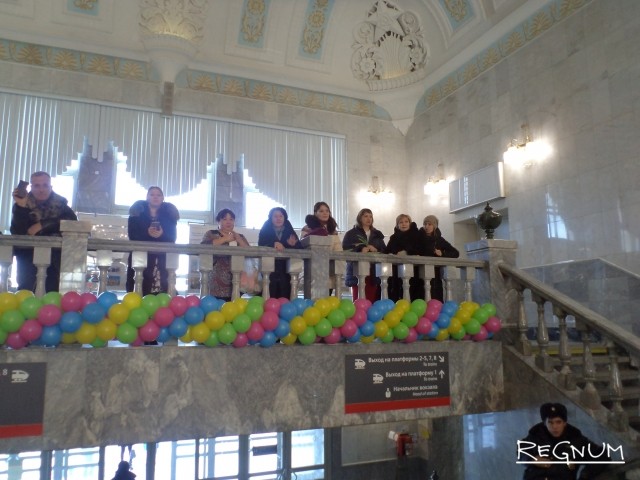 Тюльпаны и песни: в Екатеринбурге на вокзале пассажирок застали врасплох