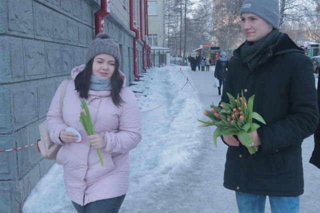 Жительниц Новосибирска приятно удивили цветы от студентов