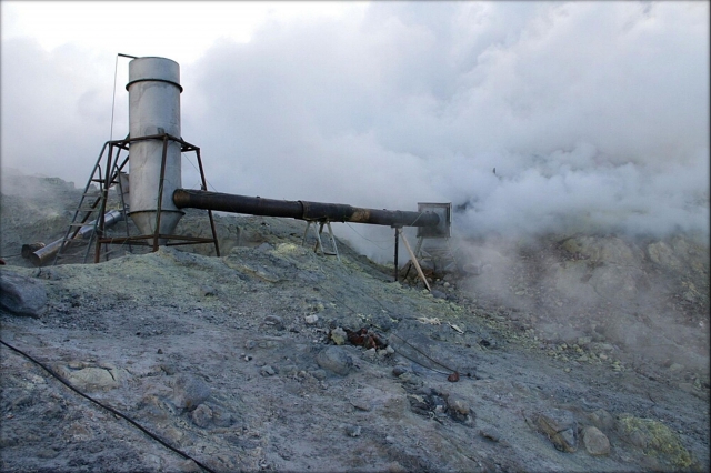 Опытная установка для добычи рения на вулкане Кудрявый