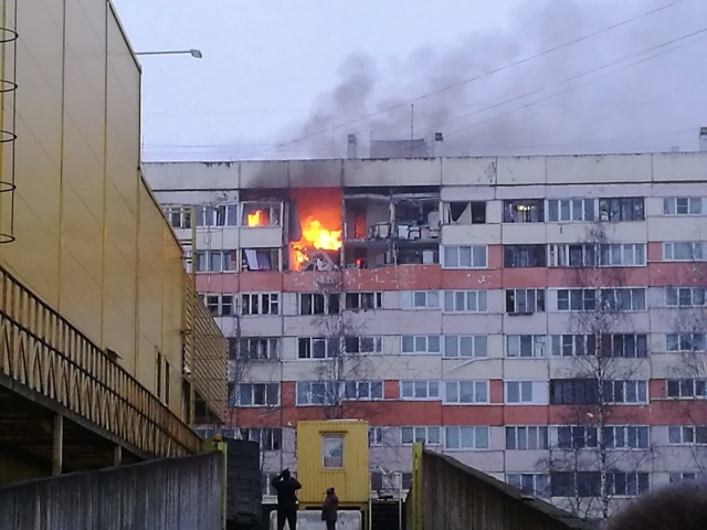 При взрыве в жилом доме Петербурга рухнули лестничные марши