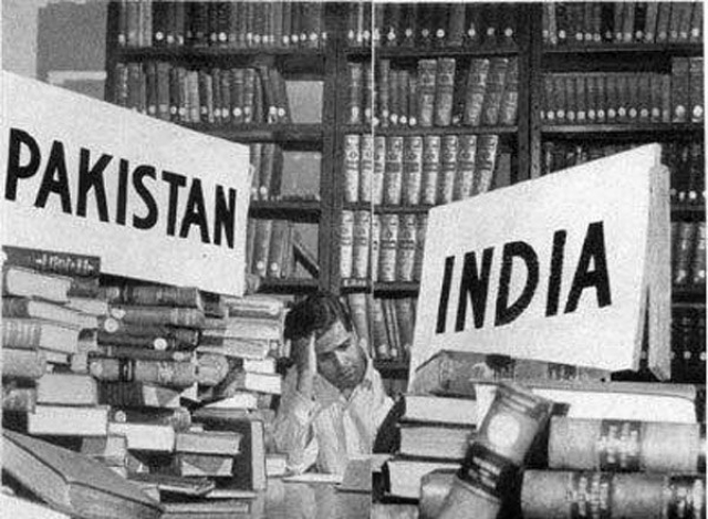 Библиотекарь Национальной библиотеки Калькутты после раздела Индии и Пакистана делит книги между двумя странами. 1947