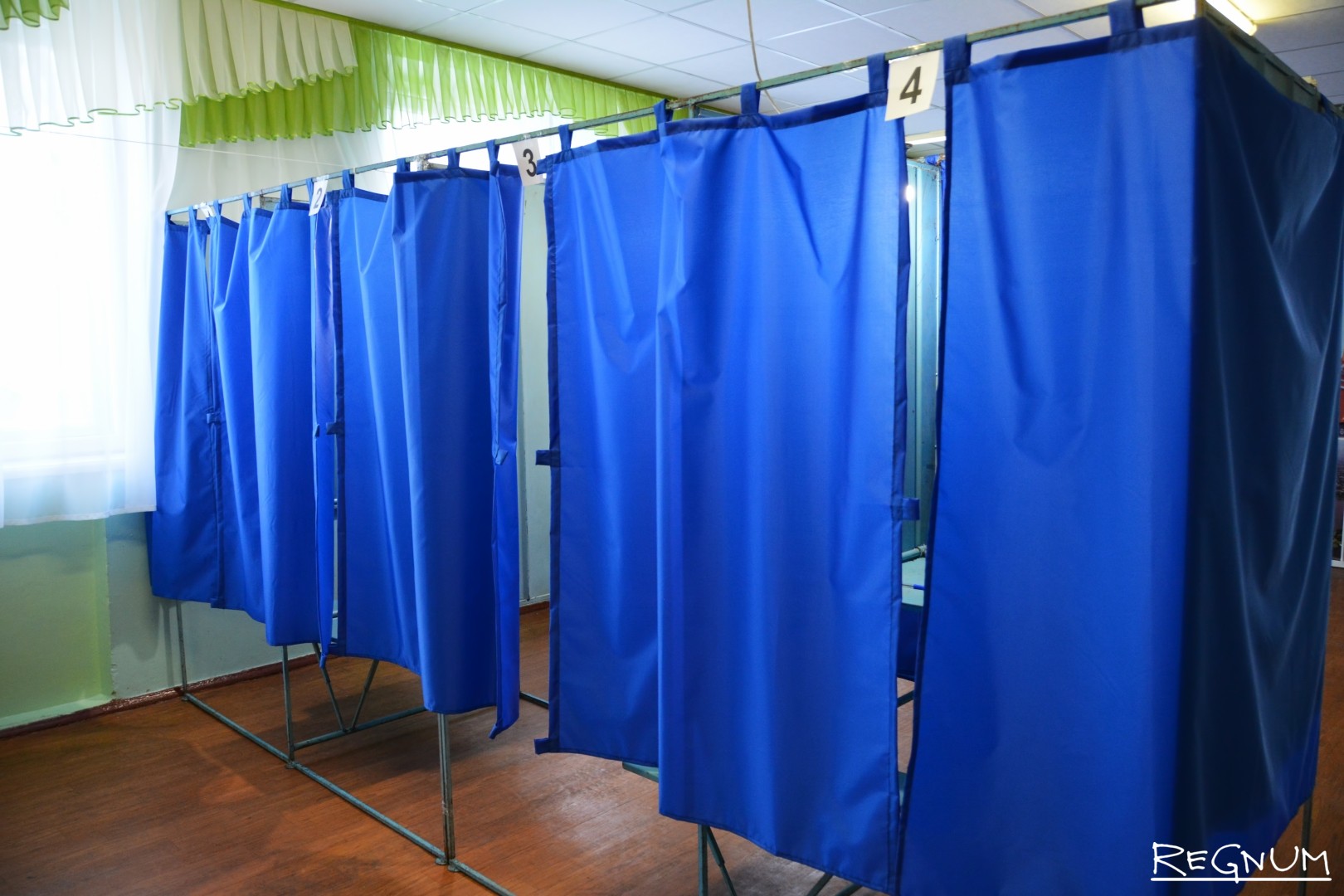 Кабина для голосования разборная. Кабина для выборов. Кабина для голосования трехсекционная. Кабинка для выборов. Ширма для голосования.