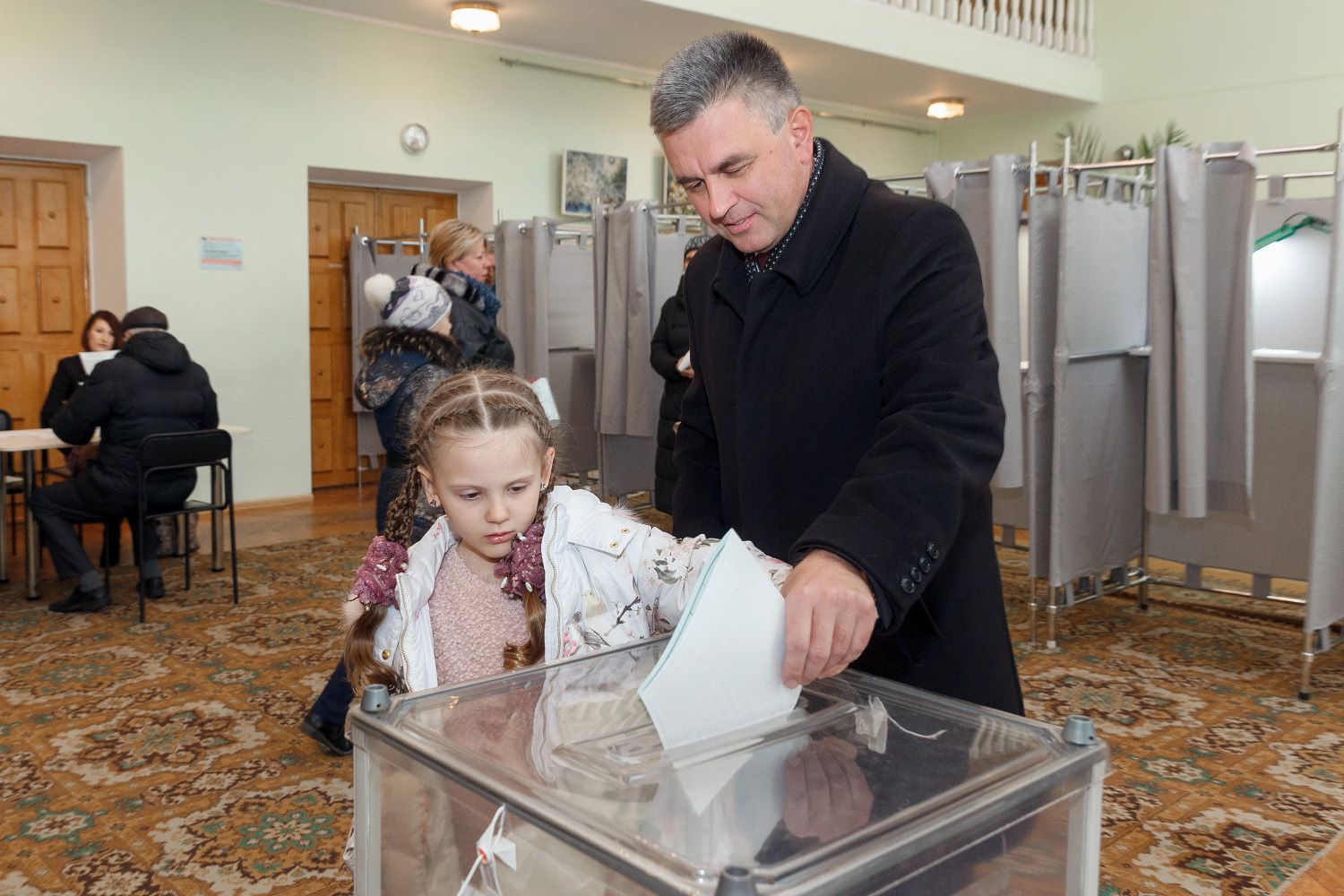 П выборах. Вадим Николаевич Красносельский дочь Женевьева. Вадим Красносельский семья. Вадим Красносельский выборы. Вадим Николаевич Красносельский дочь София.