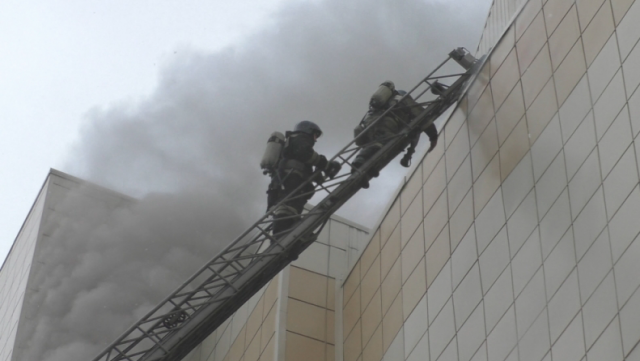 ТРК «Зимняя вишня» в Кемерово. Спасатели пробираются на 4-й этаж, где в дыму задыхаются десятки людей