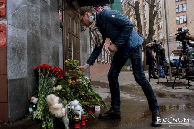 Москвичи несут цветы в память о погибших при пожаре в ТЦ Кемерово 