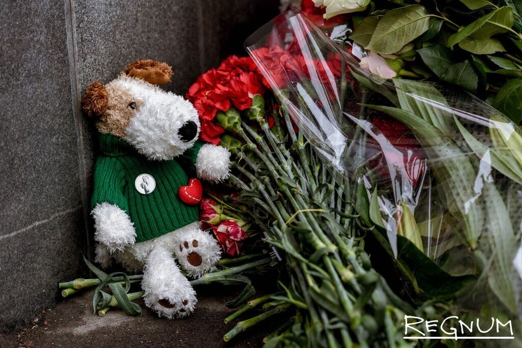Москвичи несут не только цветы, но и игрушки, в память о погибших детях 