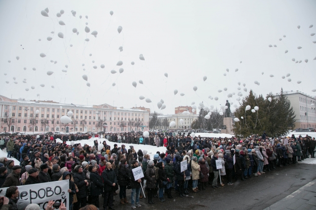 Белые шары, цветы и свечи: Йошкар-Ола почтила память погибших в Кемерово