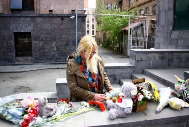 Кемерово, мы с тобой! К посольству России в Ереване несут цветы и игрушки