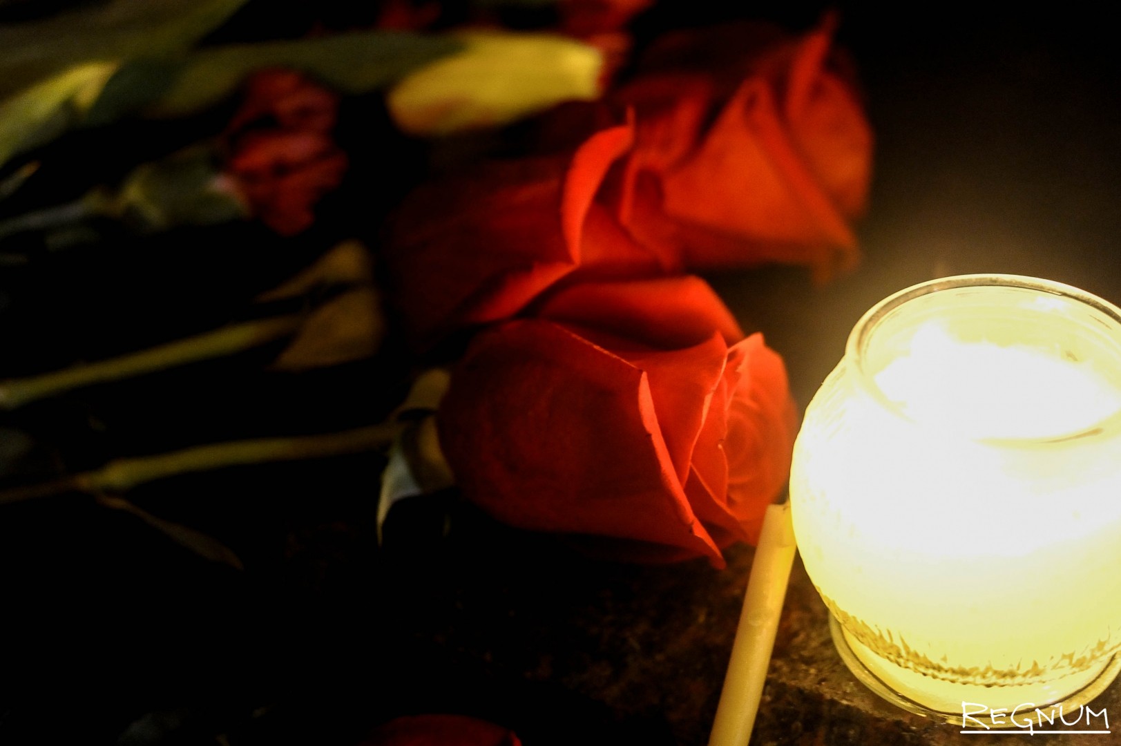 Скорбим фото со свечой крокус сити. Поминальная свеча. Траур. Цветы и свечи. Траурные свечи и цветы.