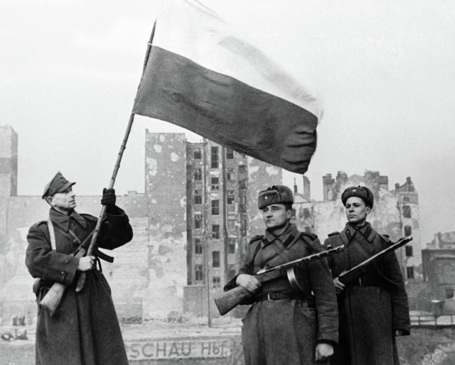 Советские и польские солдаты освобождают Варшаву. Январь 1945