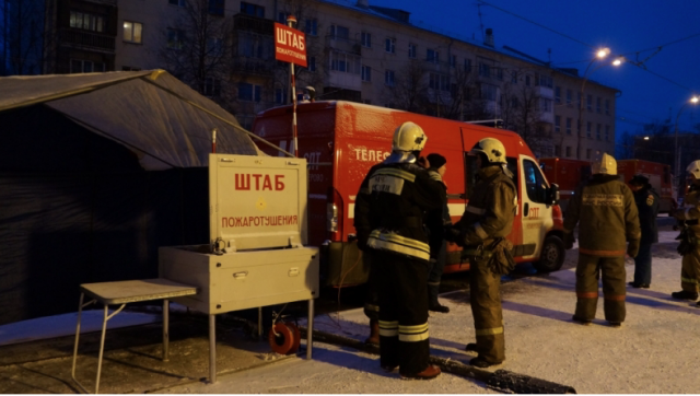 Спасатели у  ТЦ «Зимняя вишня» в Кемерове