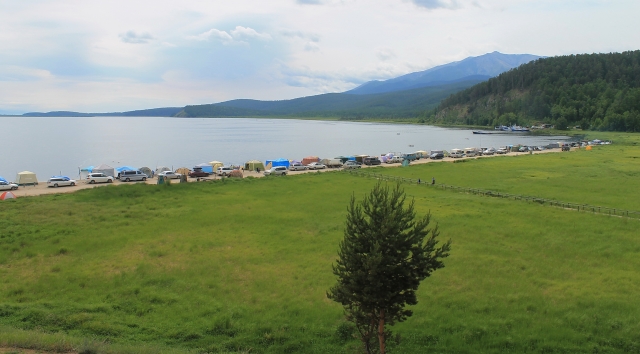 Вид на Монахово и Чивыркуйский залив озера Байкал. Туристы 