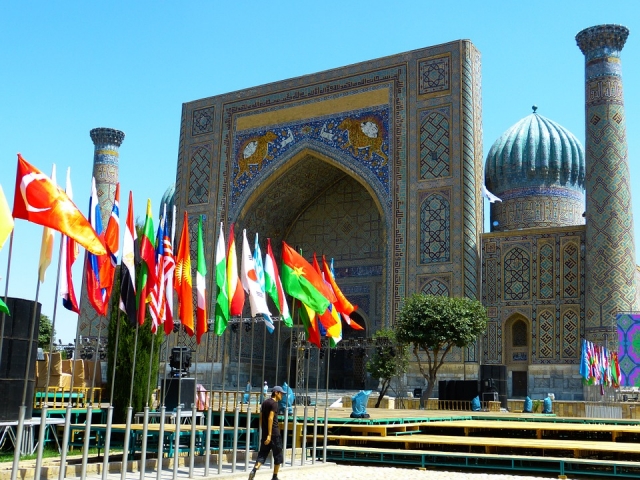 Флаги мировых держав. Самарканд. Узбекистан