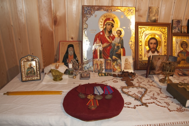 Молитвенный уголок в доме о. Георгия. Ну а награды из комода достал фотографу показать