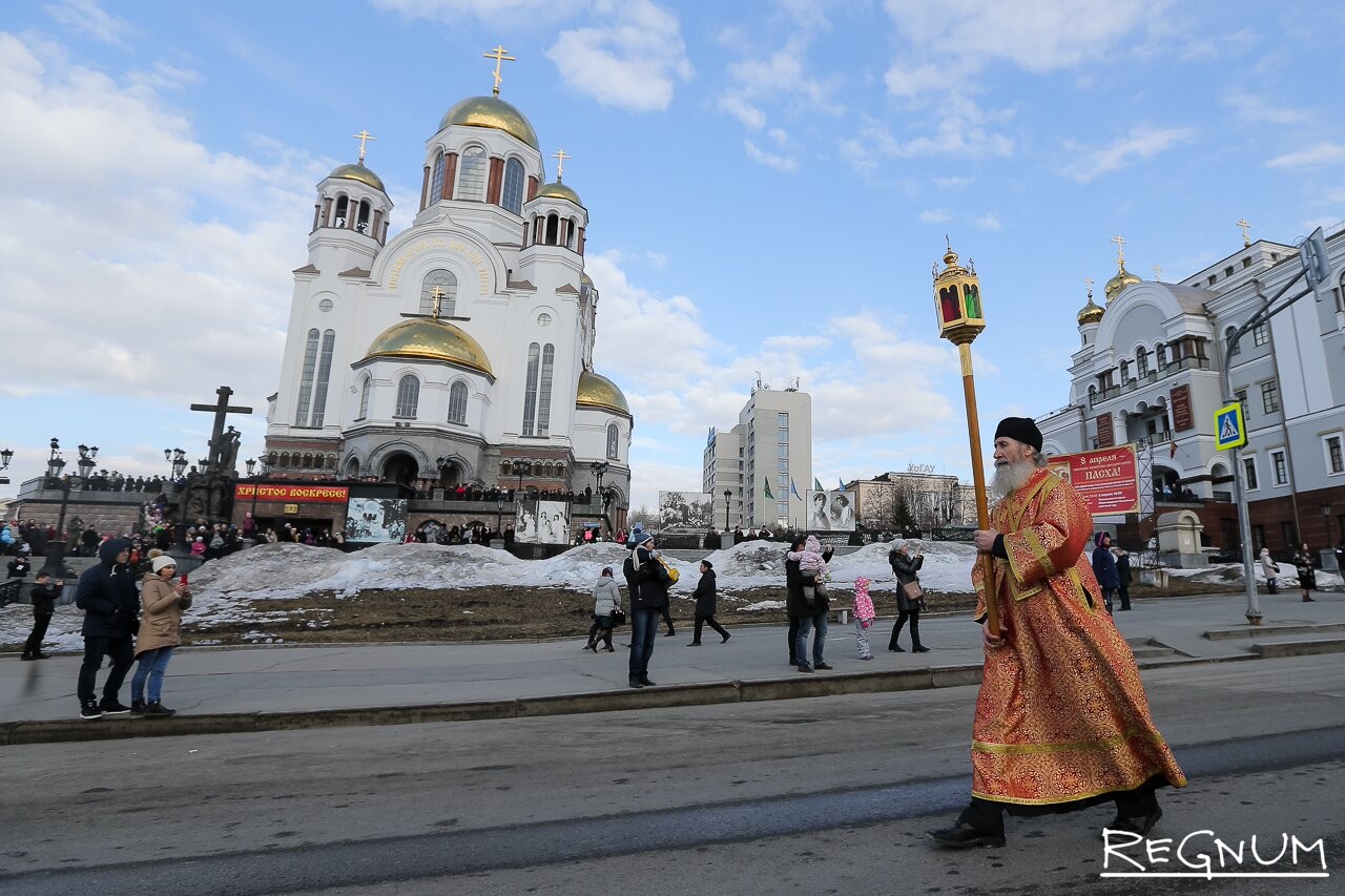 Фото таджика возле храма