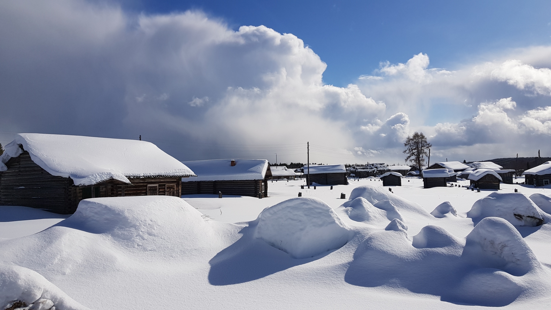 Снегом укрыты дома. Деревня зимой. Деревня в снегу. Зима в деревне. Сугробы в деревне.