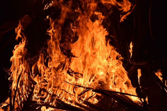 Жительница Калужской области спаслась из горящего дома, бросив внучку