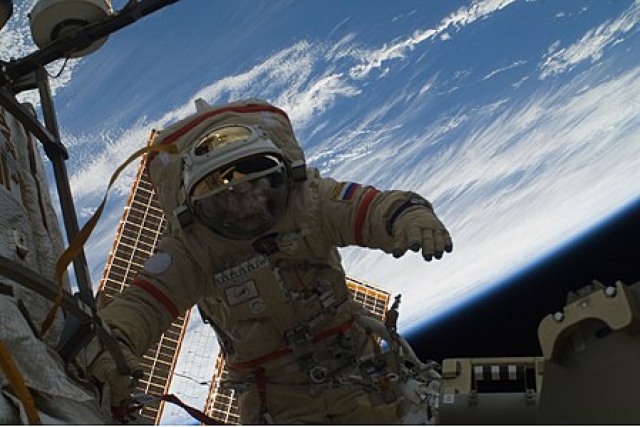 Космонавт Олег Котов в открытом космосе во время космического полёта МКС-22