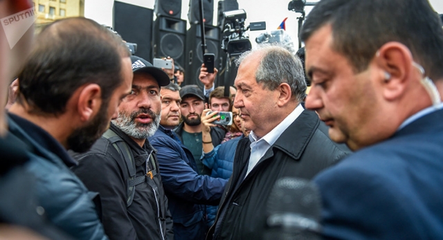 Призывы к диалогу продолжаются, президент Армении вышел к митингующим