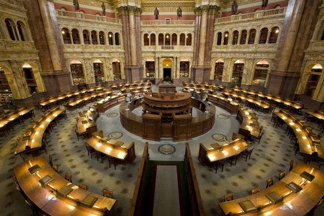Главный читальный зал Библиотеки Конгресса США (вид сверху) 