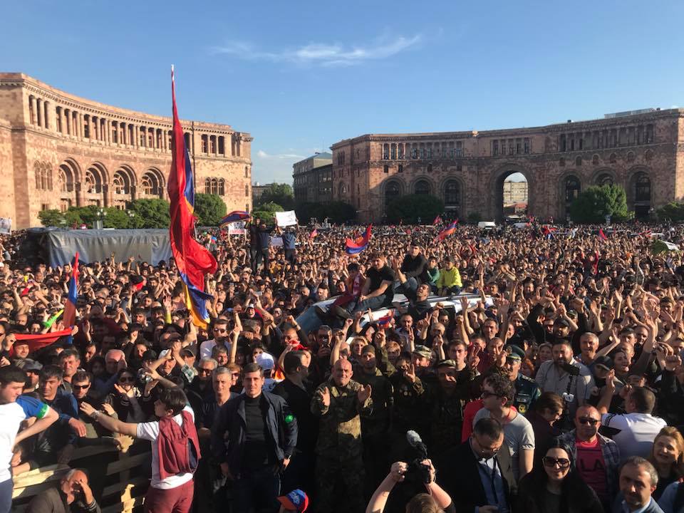 Граждане республики армения. Революция в Армении 2018. Бархатная революция площадь Армения. Площадь революции Ереван. Народ Армении Ереван.