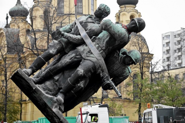 Демонтаж памятника советским воинам. Польша