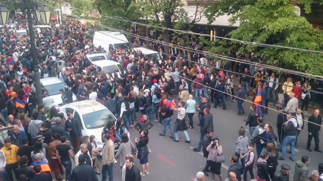 Ереван празднует отставку правительства 