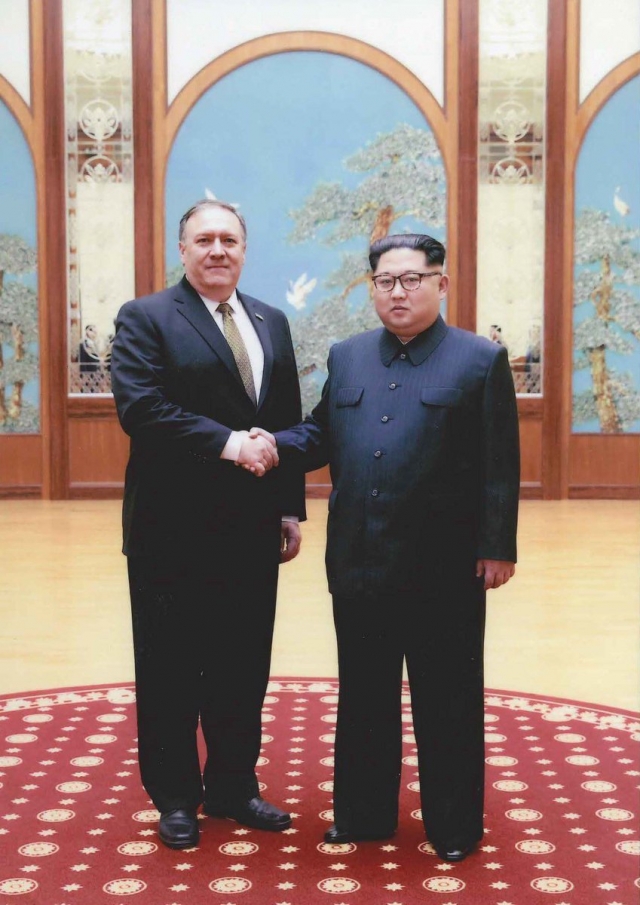 Белый дом опубликовал фото нового госсекретаря США с Ким Чен Ыном