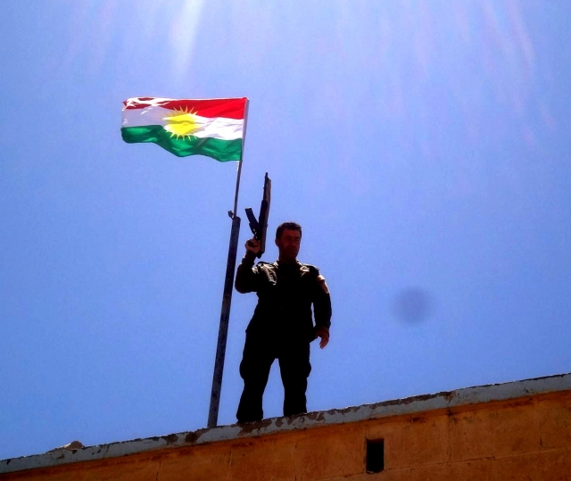 Боец курдской пешмерги 